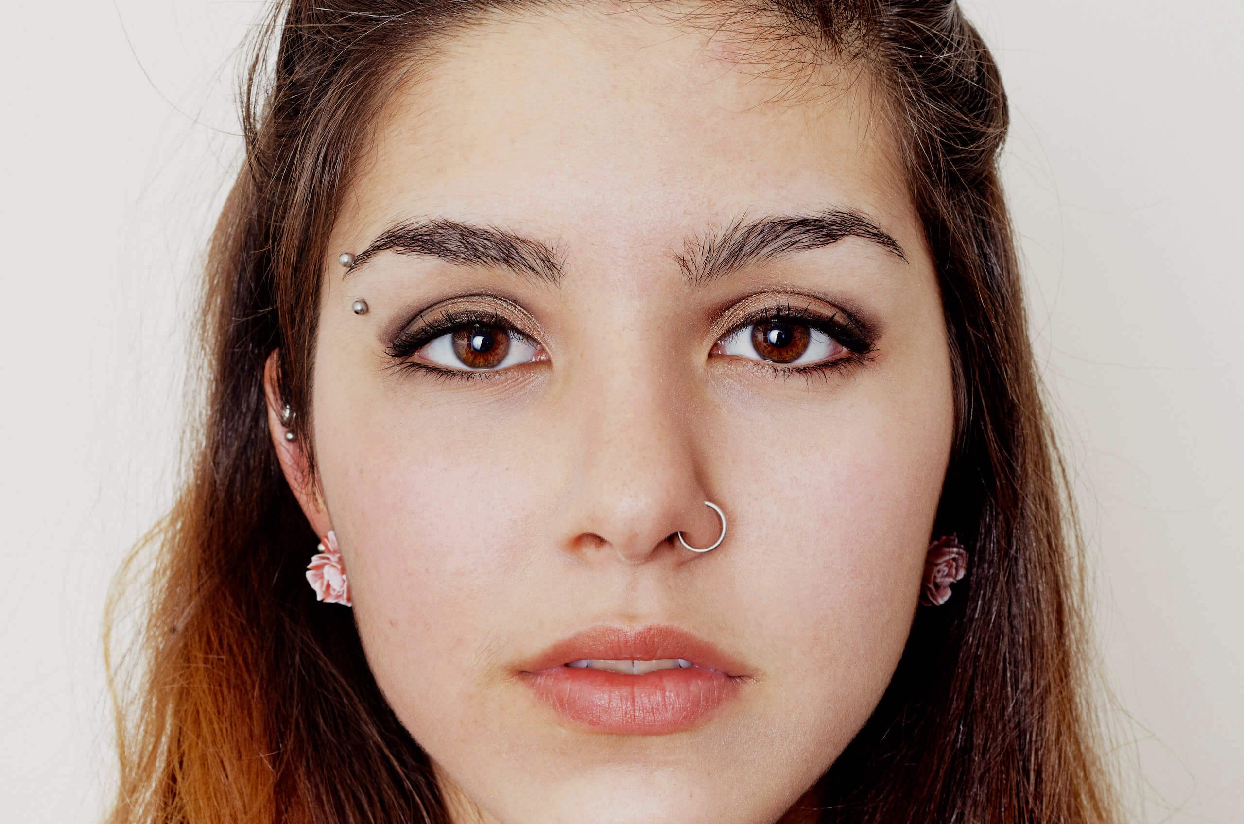 Frau mit Augenbrauen-Piercing